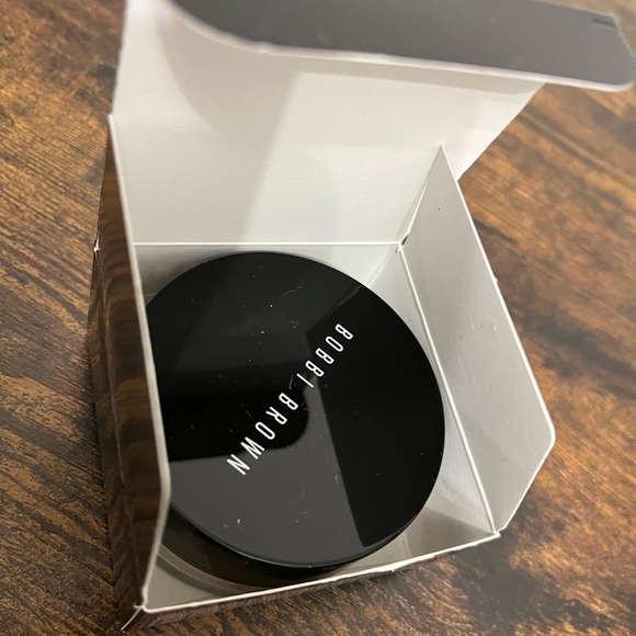 BOBBI BROWN - New Sheer Finish Loose Powder
Poudre Libre Impalpable - Picture 2 of 3